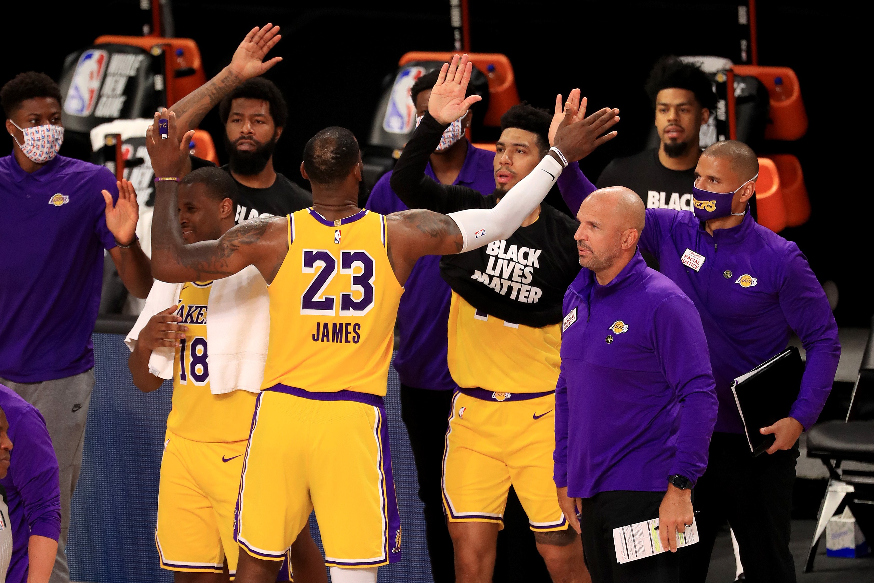 Pebasket LA Lakers LeBron James melakukan selebrasi bersama tim