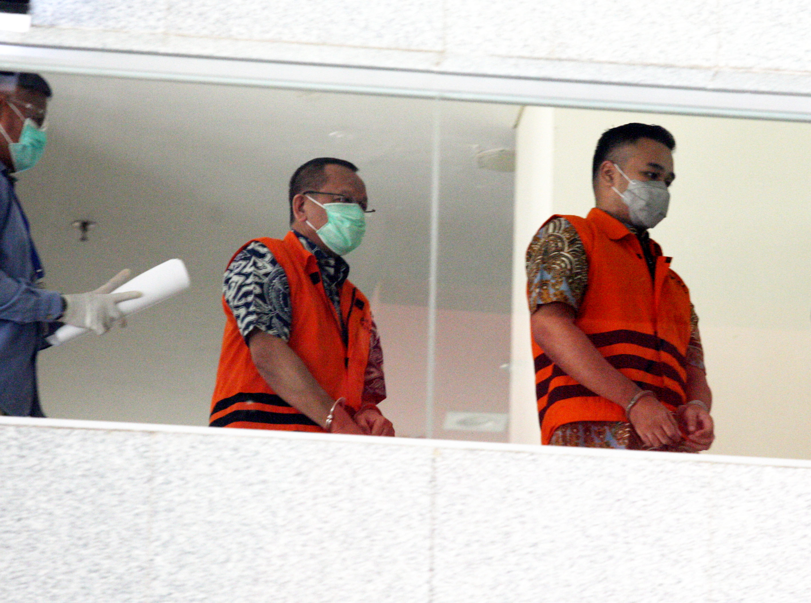 Tersangka mantan Sekretaris Mahkamah Agung (MA) Nurhadi (rompi tahanan kiri) dan menantunya selaku pihak swasta Rezky Herbiyono (kanan).