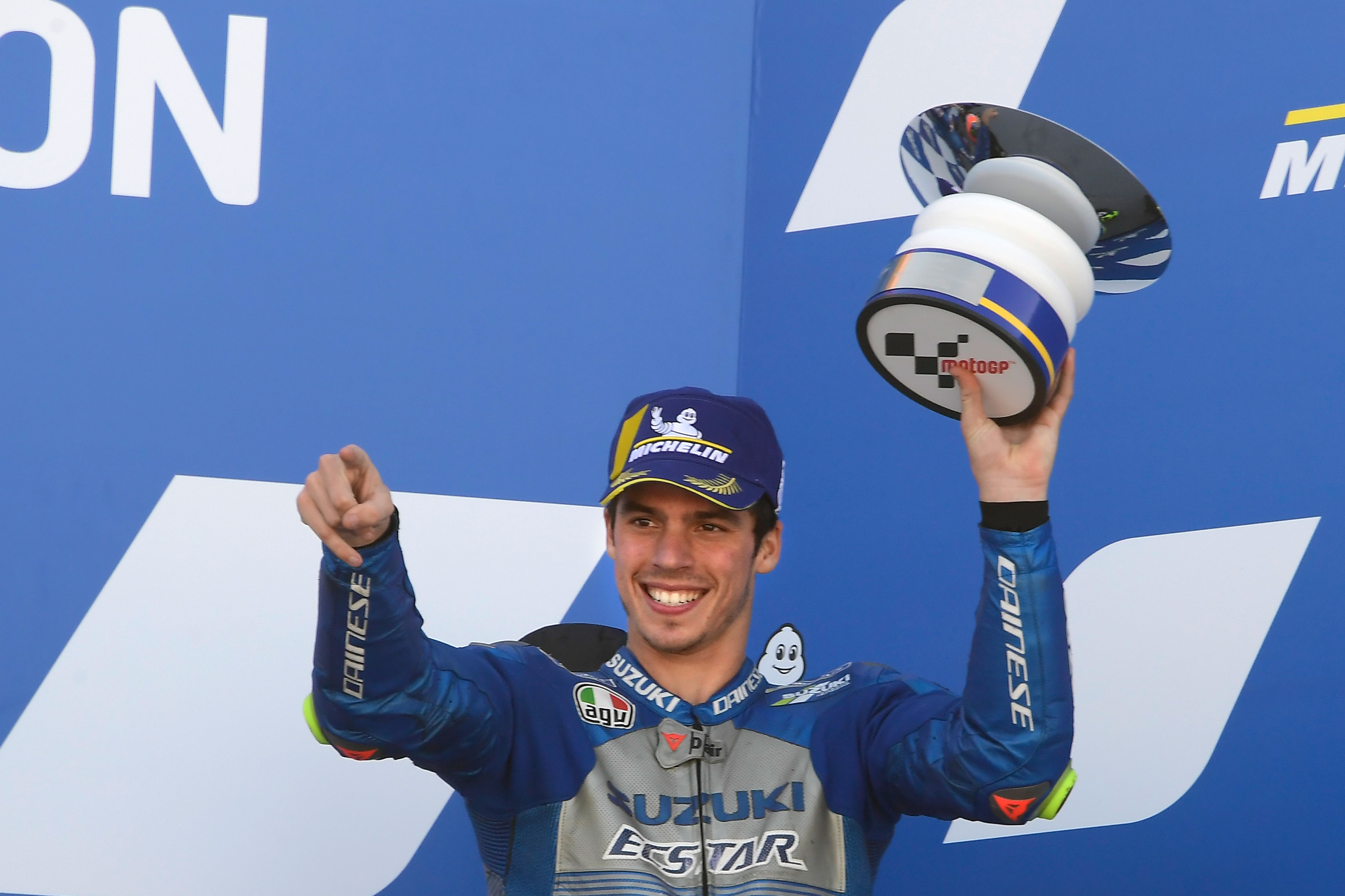 Pembalap Suzuki Ecstar Joan Mir merayakan finis ketiga di GP Aragon.