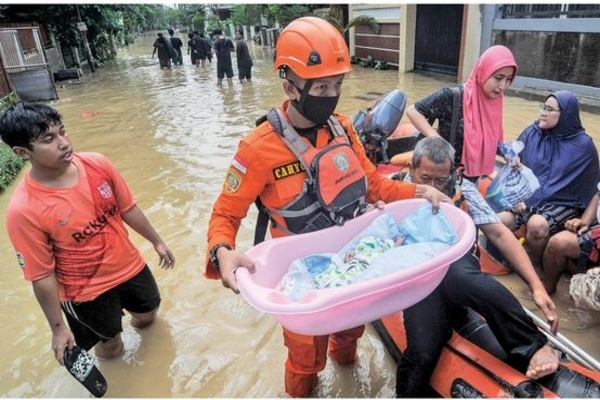 Petugas Basarnas mengevakuasi bayi saat banjir di Jatirasa, Kota Bekasi, Jabar, kemarin. Sebanyak 20 orang dari usia balita sampai lansia 