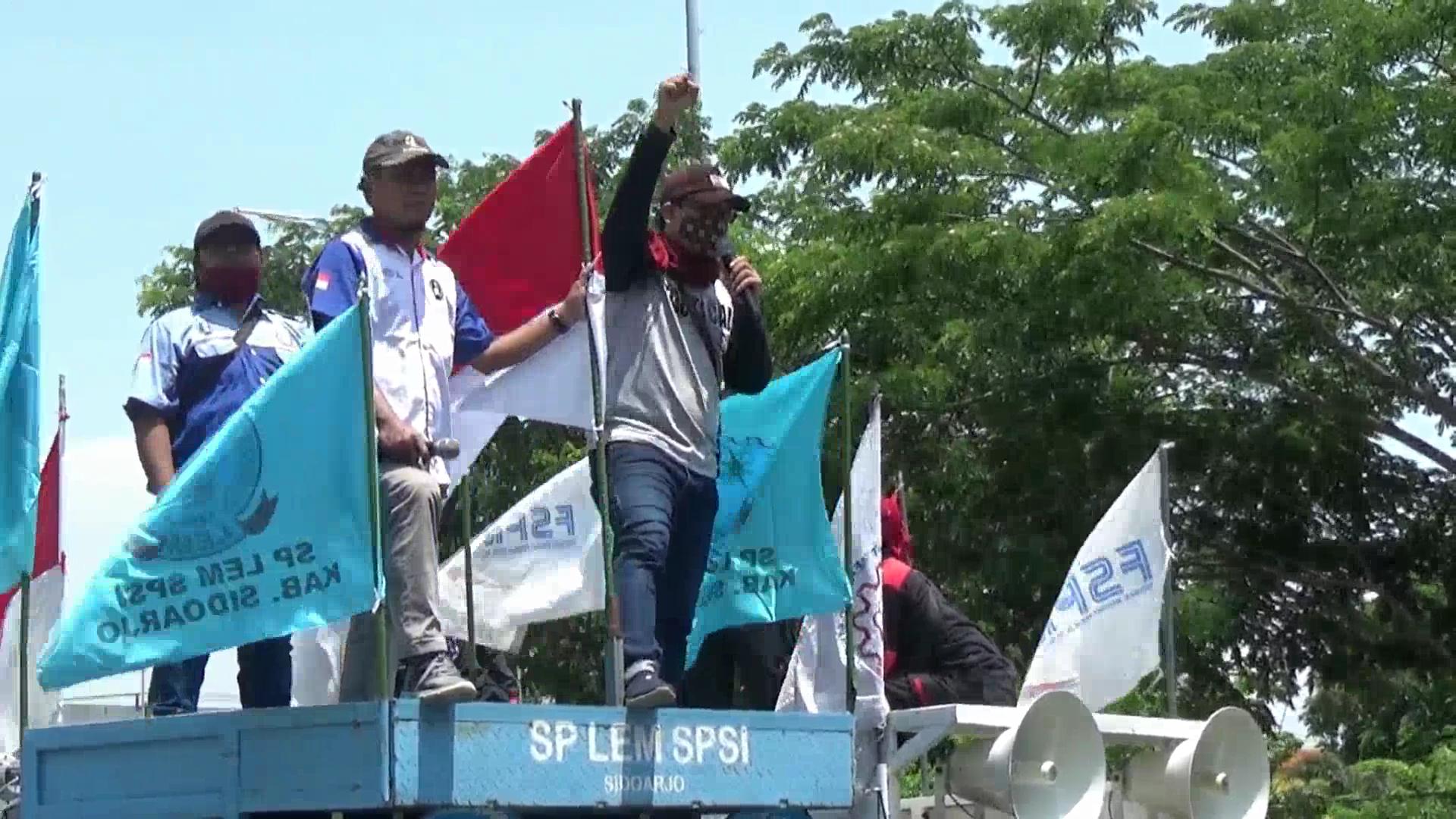 Demo buruh menolak Omnibus Law UU Cipta Kerja, Kamis (8/10/2020).