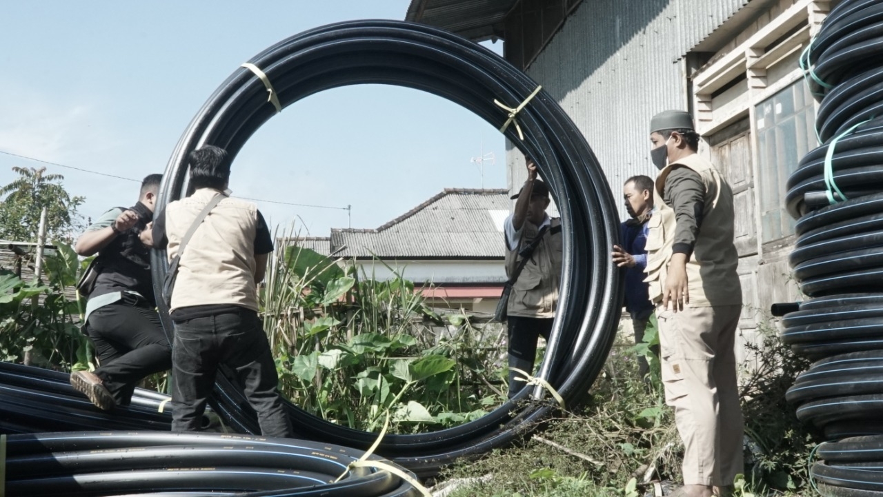 Pipanisasi untuk air bersih ke lereng gunung slamet