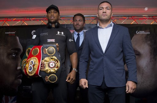 Anthony Joshua (kiri) dan Kubrat Pulev