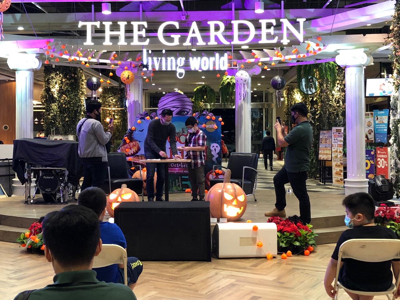 Living World menyelenggarakan rangkaian acara untuk menyambut perayaan Halloween dengan tema Spooky Garden.