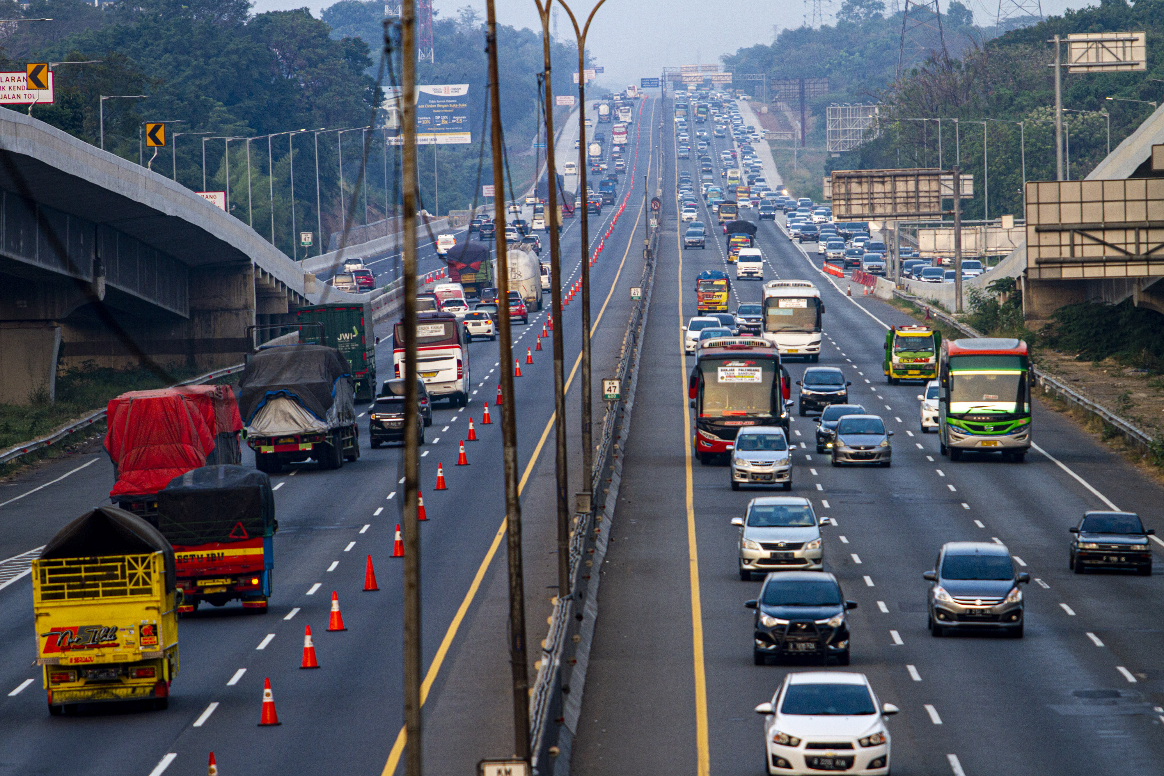PT Jasa Marga (Persero) Tbk mencatat sebanyak 655.365 kendaraan meninggalkan Jakarta pada libur panjang mulai dari 27-30 Oktober 2020