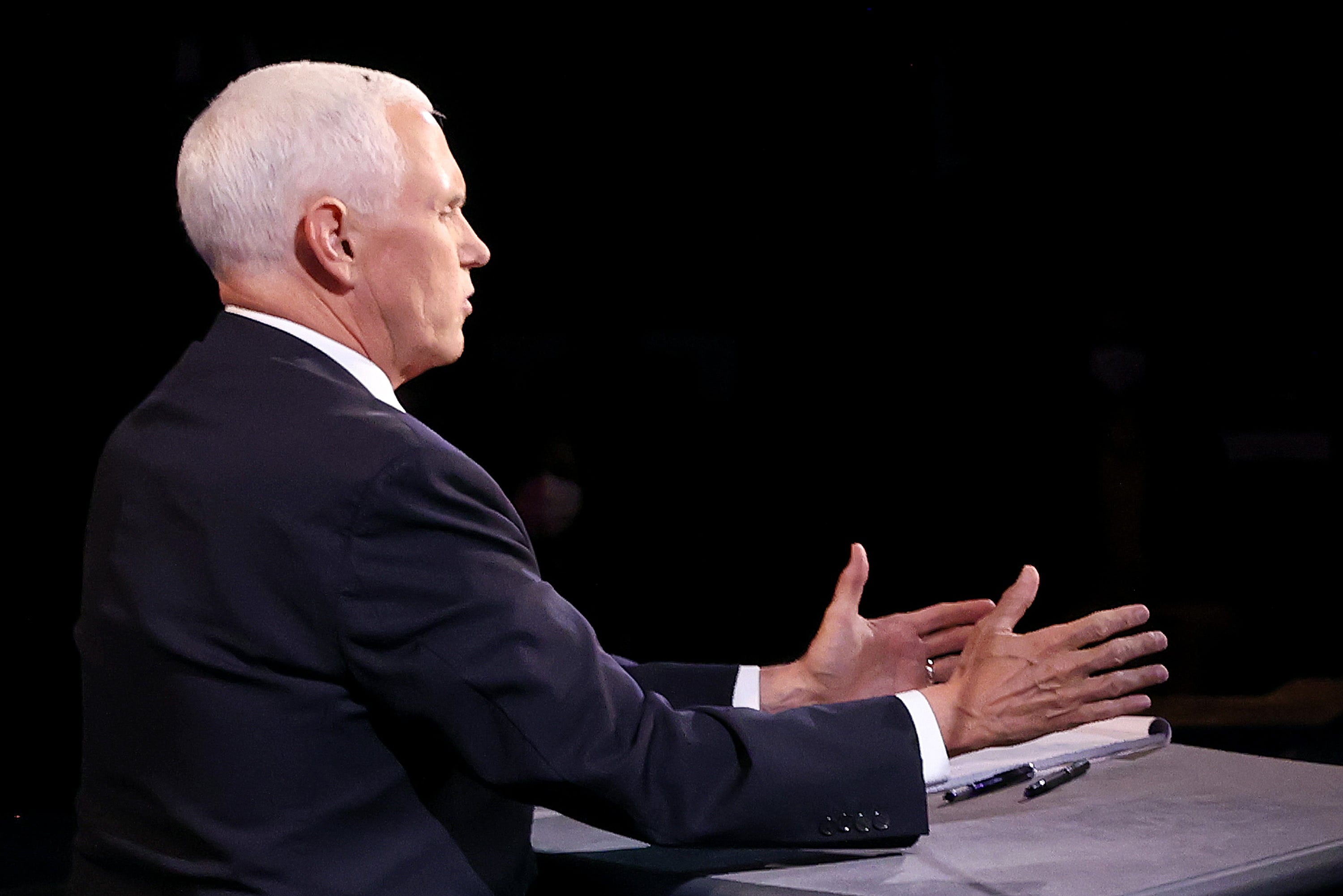 Ada lalat hinggap di kepala Wapres AS Mike Pence saayt debat wapres melawan Kamala Harris, Rabu (7/10/2020).