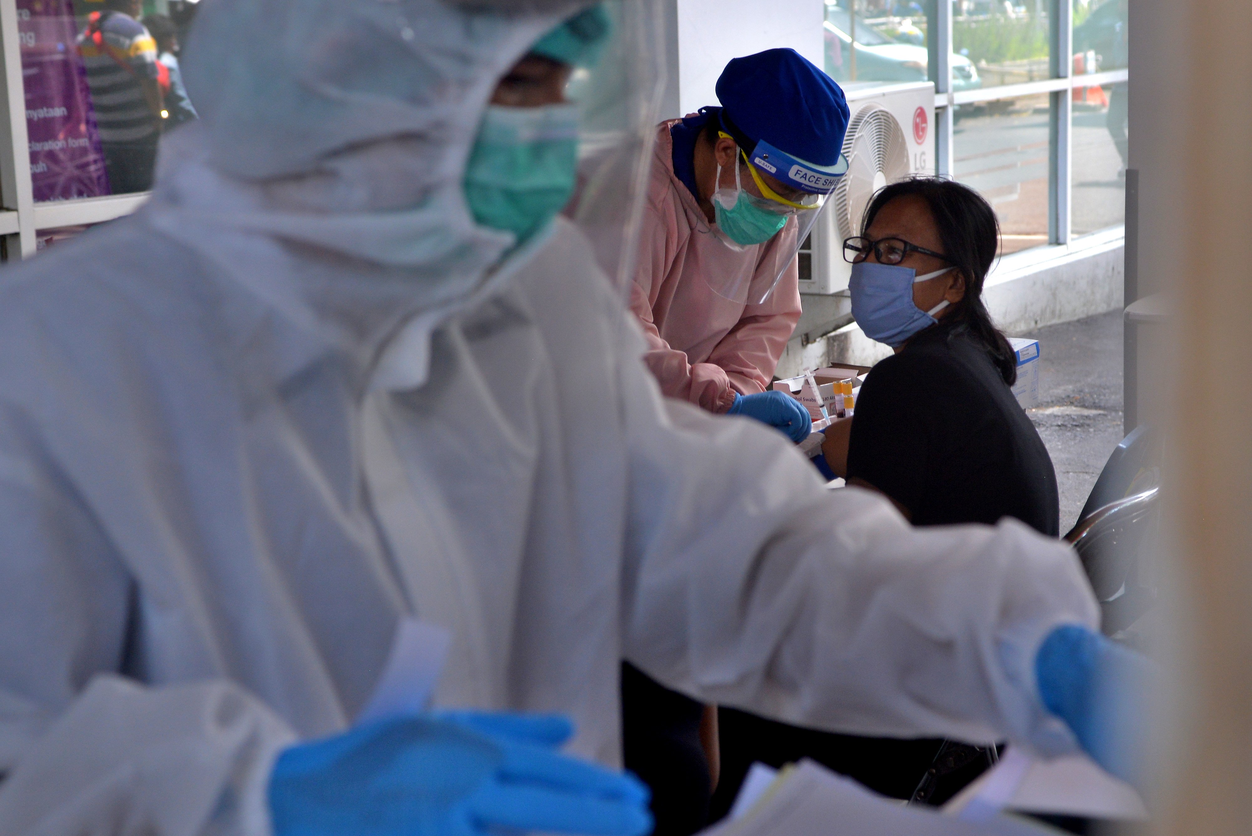 Petugas kesehatan mengambil sampel darah saat tes cepat (rapid test) COVID-19 mandiri di salah satu Rumah Sakit di Manado