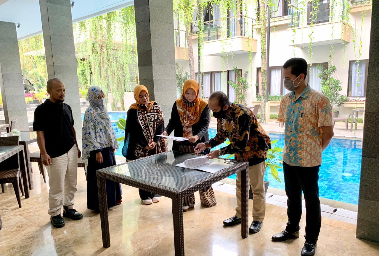 Penandatanganan kerja sama antara Anugrah Hotel Sukabumi berkolaborasi dengan Sukabumi Entrepreneur Association (SEA) untuk membantu UMKM.