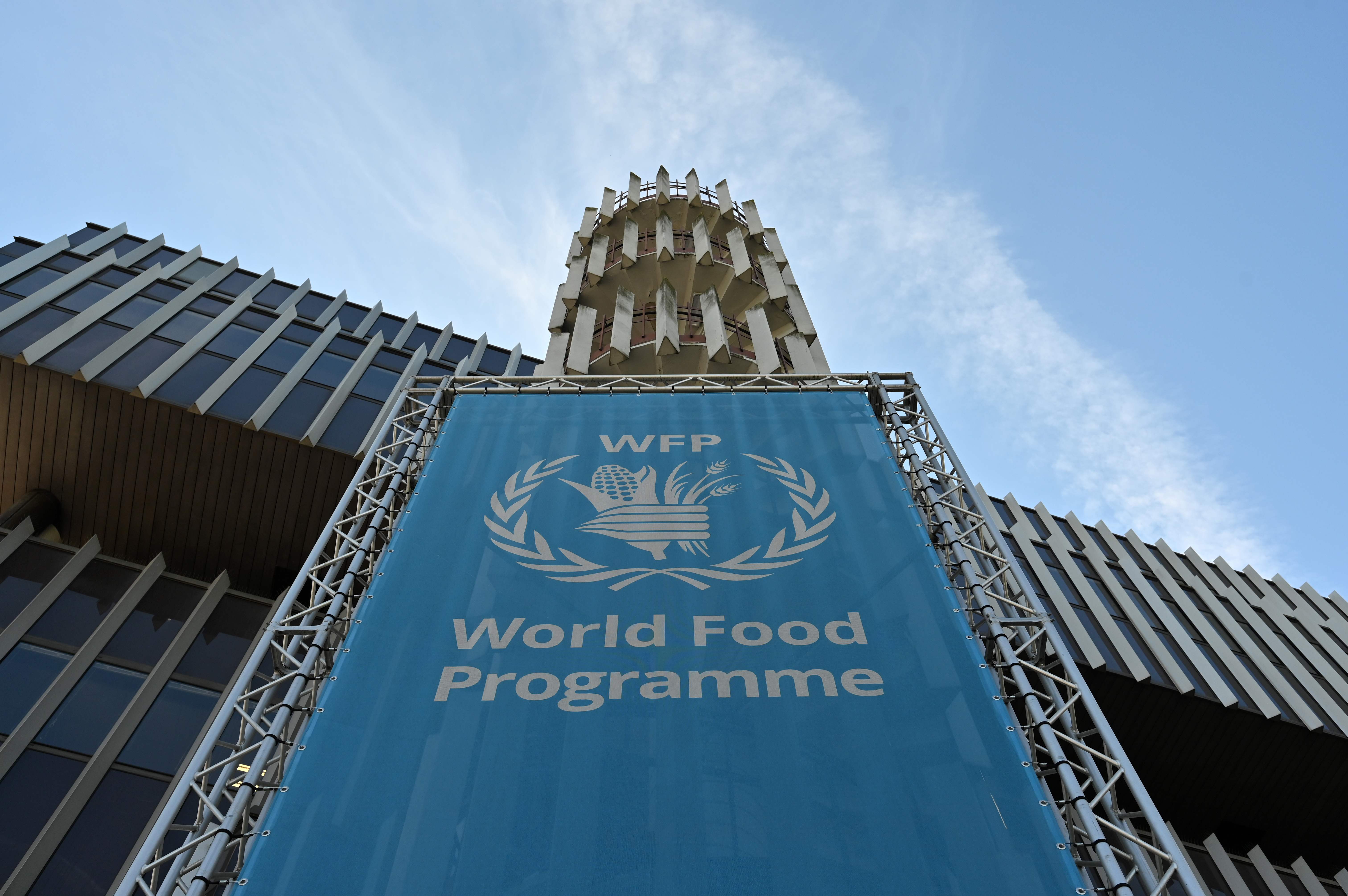 Logo WFP terpasang di markas yang berlokasi di Roma, Italia.