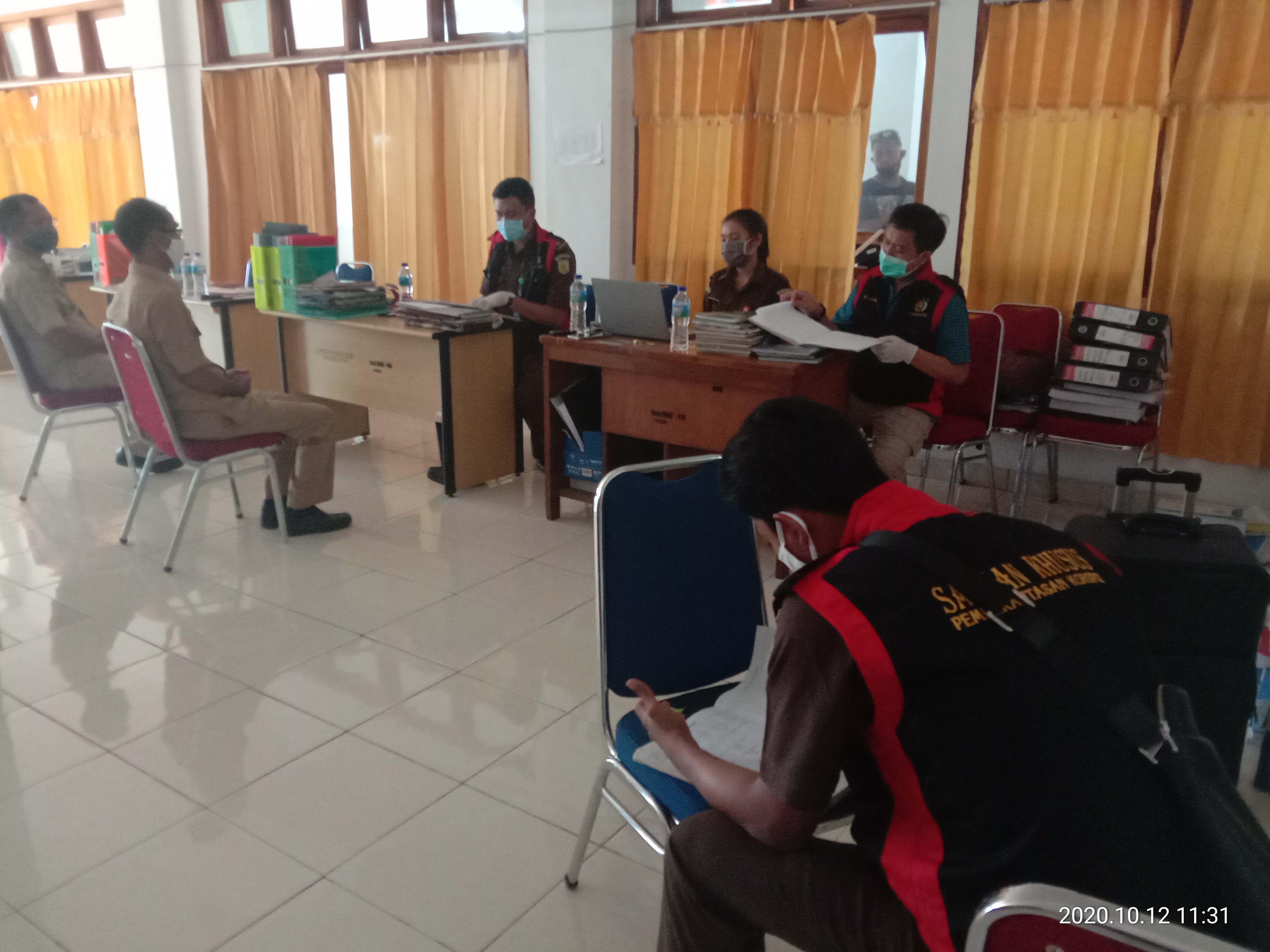 Penyidik Kejaksaan Tinggi NTT menggeledah kantor Bupati Manggarai Barat.