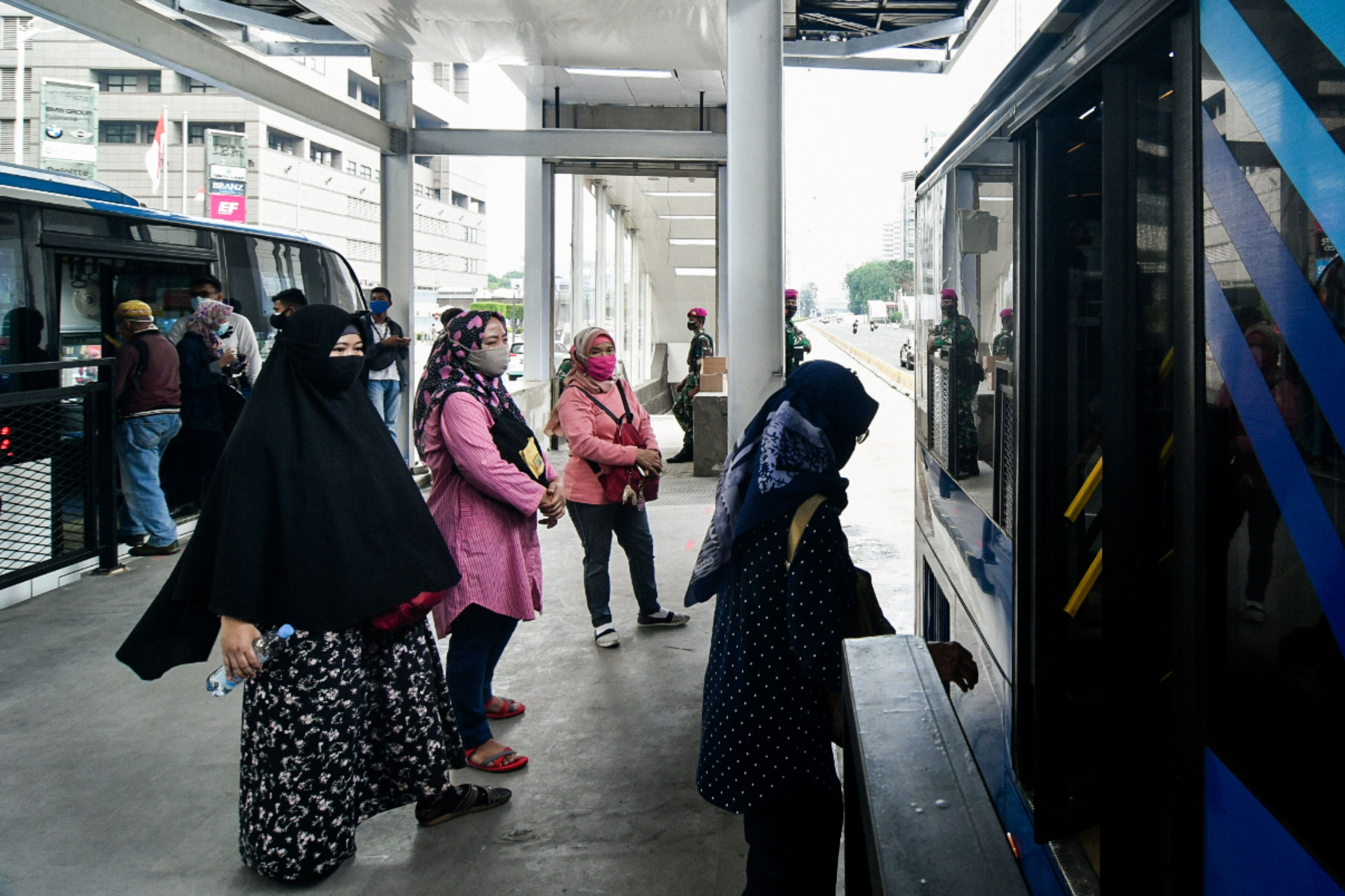 Ilustrasi halte Transjakarta di bundaran HI