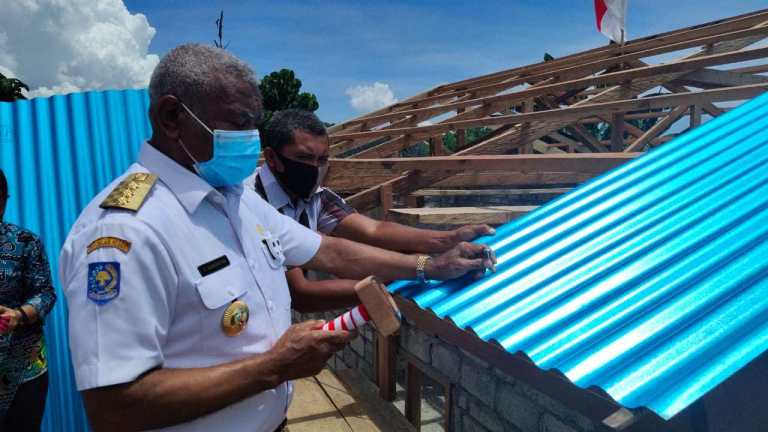 Gubernur Papua Barat menancapkan paku di atap rumah BSPB desa induk Dobut di Distrik Manokwari Selatan.