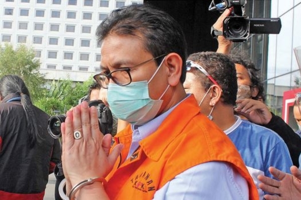 Direktur Utama PT PAL Indonesia Budiman Saleh menuju mobil tahanan setelah menjalani pemeriksaan di Gedung KPK, Jakarta, kemarin.