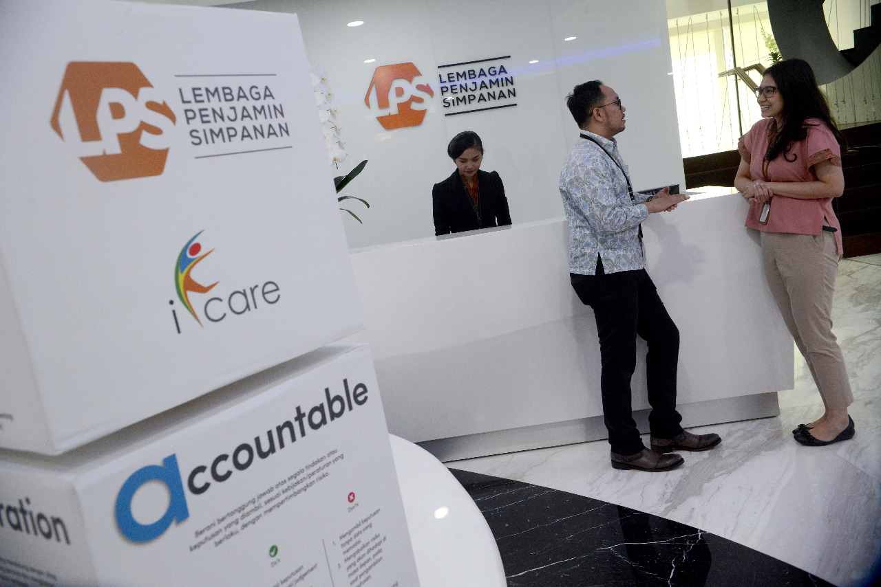 Karyawan berbincang di kantor LPS di kawasan SCBD, Jakarta.