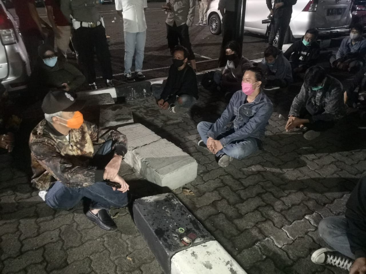 Gubernur Jawa Tengah Ganjar Pranowo saat menemui buruh yang diamankan di Mapolres Semarang, Rabu (7/10/2020).
