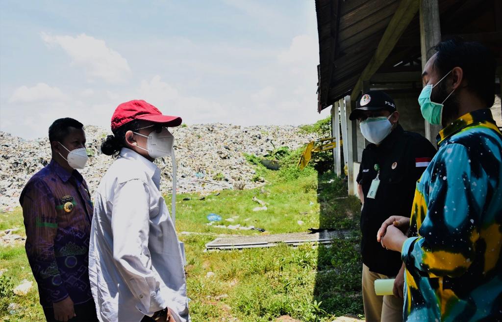  Dirjen  Pengelolaan Sampah, Limbah, Bahan Beracun dan Berbahaya, KLHK,K Rosa Vivien Ratnawati (kedua dari kiri).