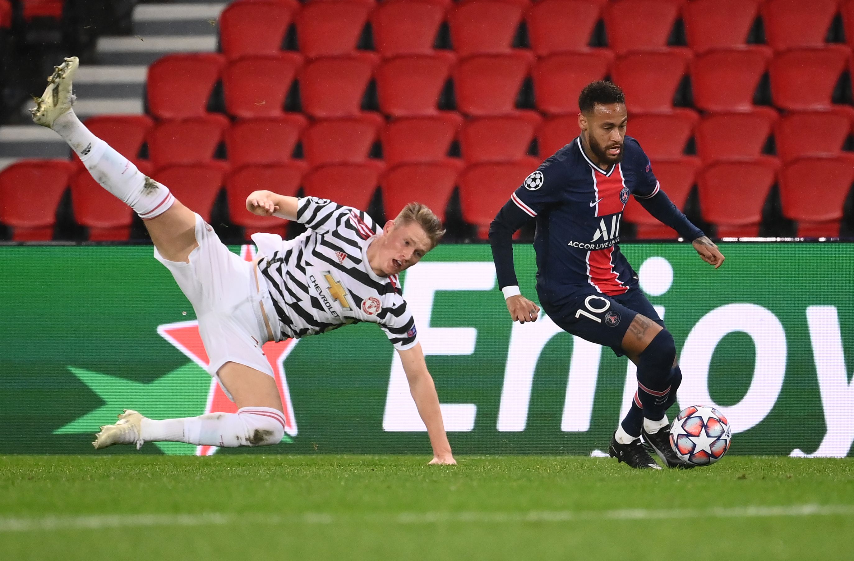 Penyerang Paris Saint-Germain asal Brazil Neymar (kanan) bersaing memperebutkan bola dengan gelandang Skotlandia Manchester United Scott McT