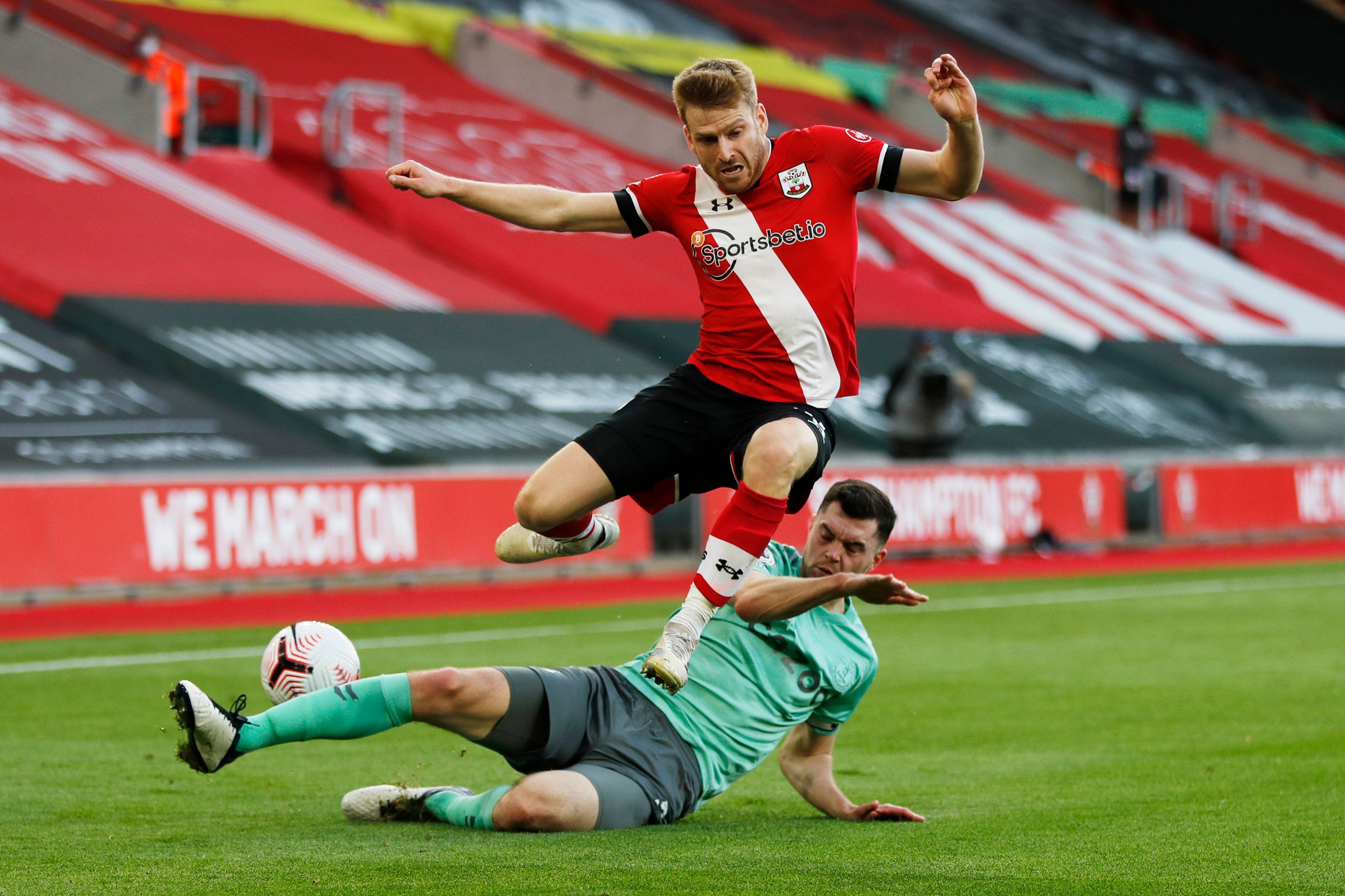 Pemain Southampton saat berebut bola dengan pemain Everton.