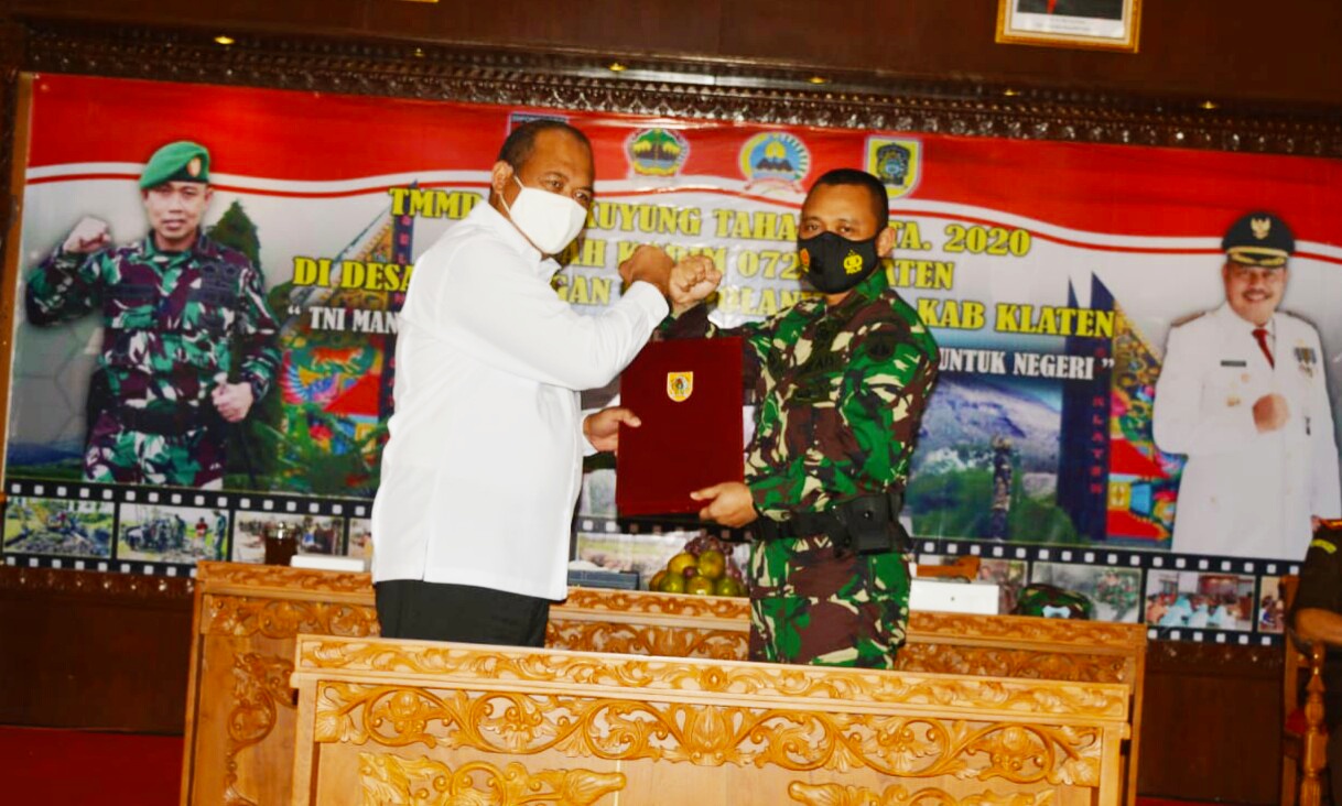 Dandim Letkol (Inf) Joni Eko Prasetyo menyerahkan berita acara selesainya pelaksanaan TMMD dan KBMKB di Klaten kepada Pjs Bupati Sujarwanto.