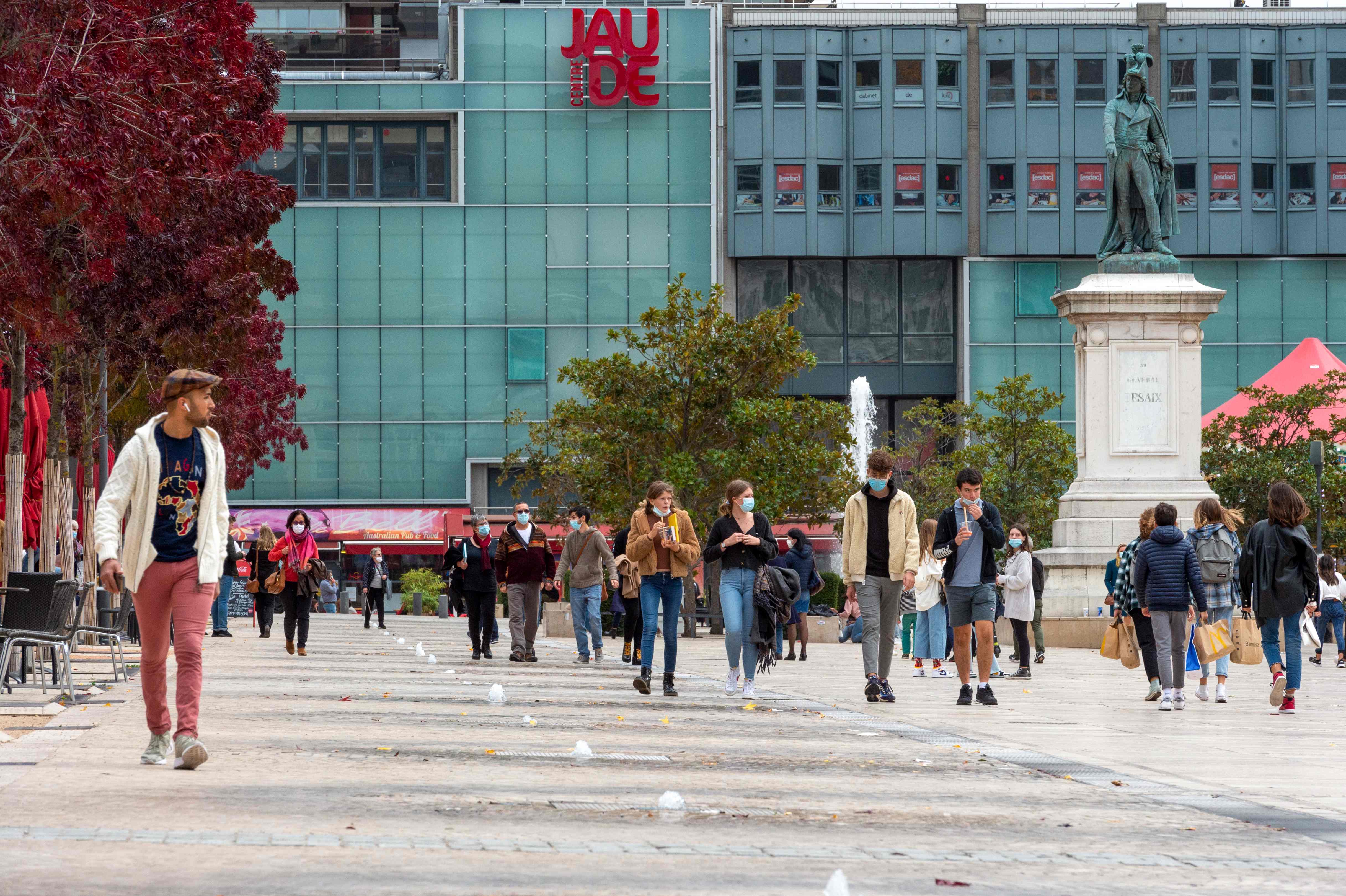 Masyarakat mengenakan masker saat beraktivitas di luar ruangan