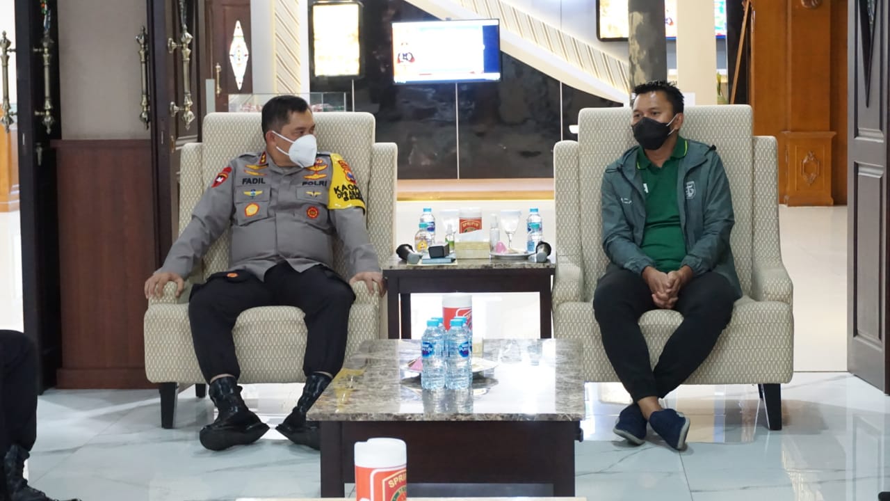 Kapolda Jatim Irjen Fadil Imran dan CEO Persebaya Azrul Ananda. 