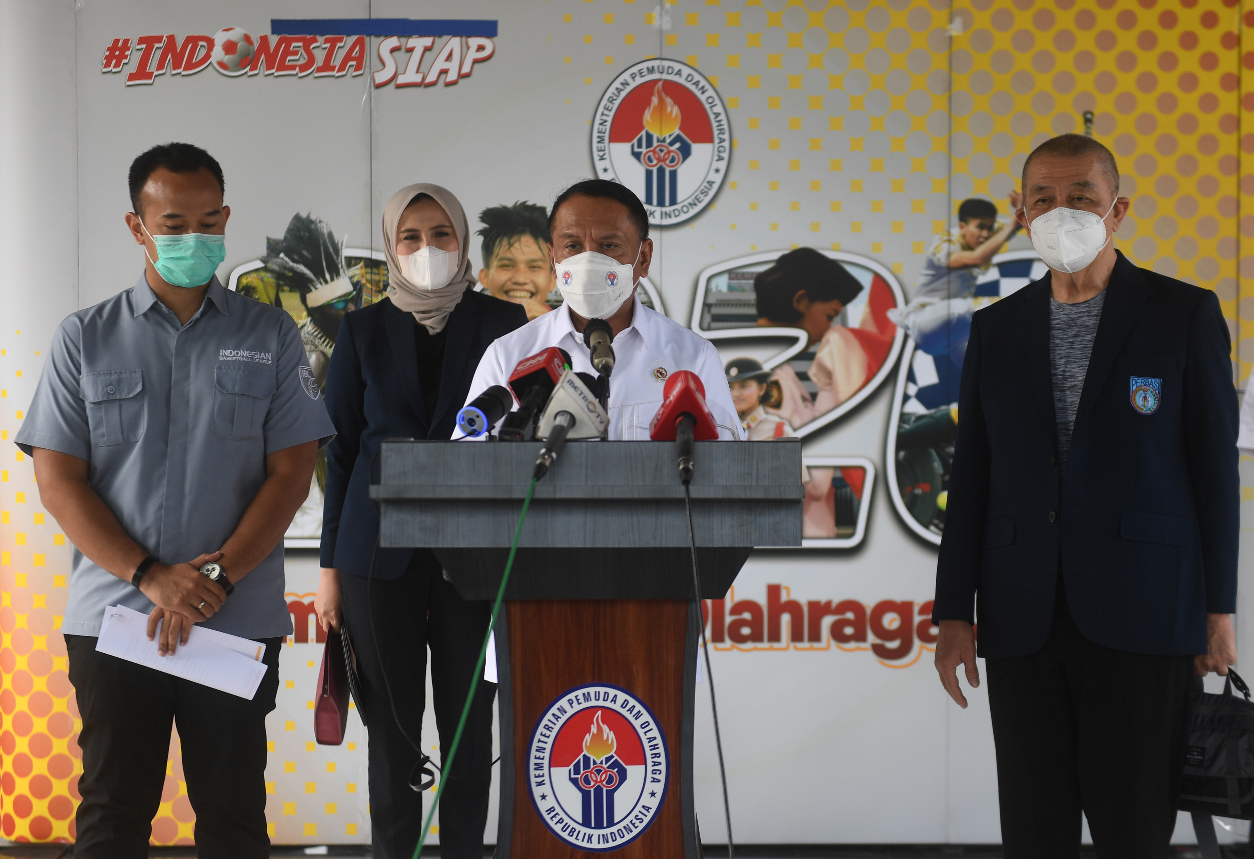 Menpora Zainudin Amali (tengah) memberikan keterangan terkait kelanjutan kompetisi Indonesia Basketball League 2020 di Jakarta, Rabu (7/10)