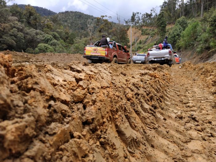 Medan jalan menuju Pegunungan Arfak, Papua Barat.