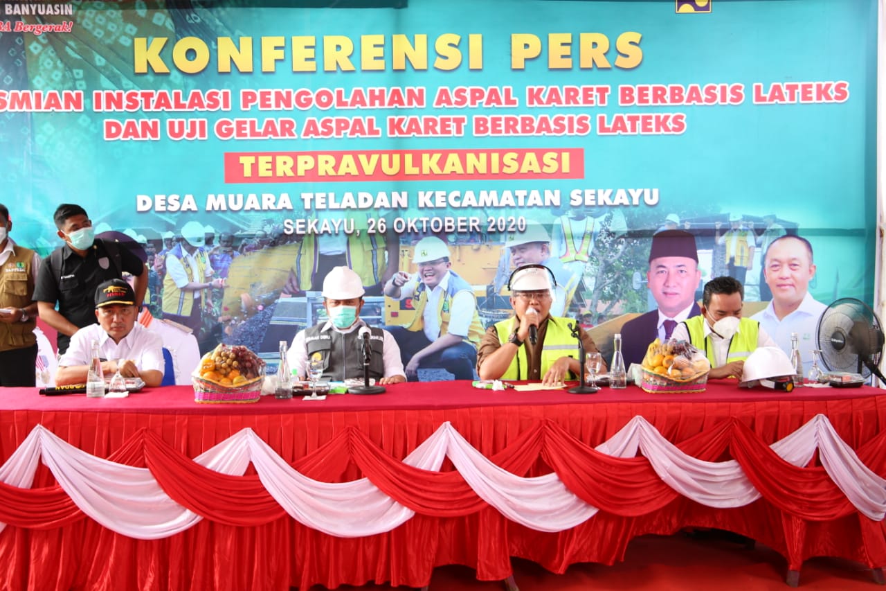 Bupati Muba Dodi Reza Alex dan Gubernur Sumsel Herman Deru saat peresmian instalasi pengolahan aspal karet 