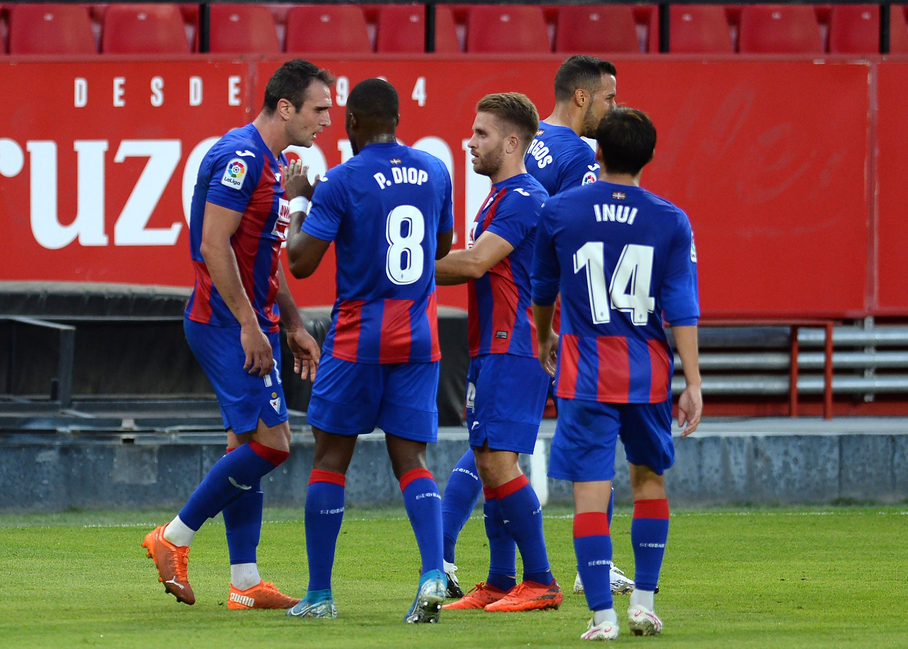 Para pemain Eibar melakukan selebrasi usai mencetak gol ke gawang Sevilla di laga La Liga.