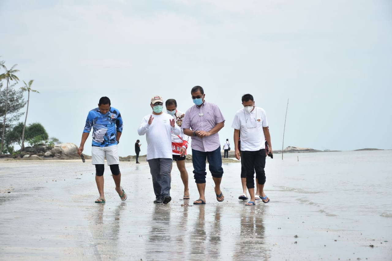 Gubernur Babel Erzaldi Rosman meninjau lokasi pengembangan Pelabuhan Pangkal Balam, Sabtu (3/10).