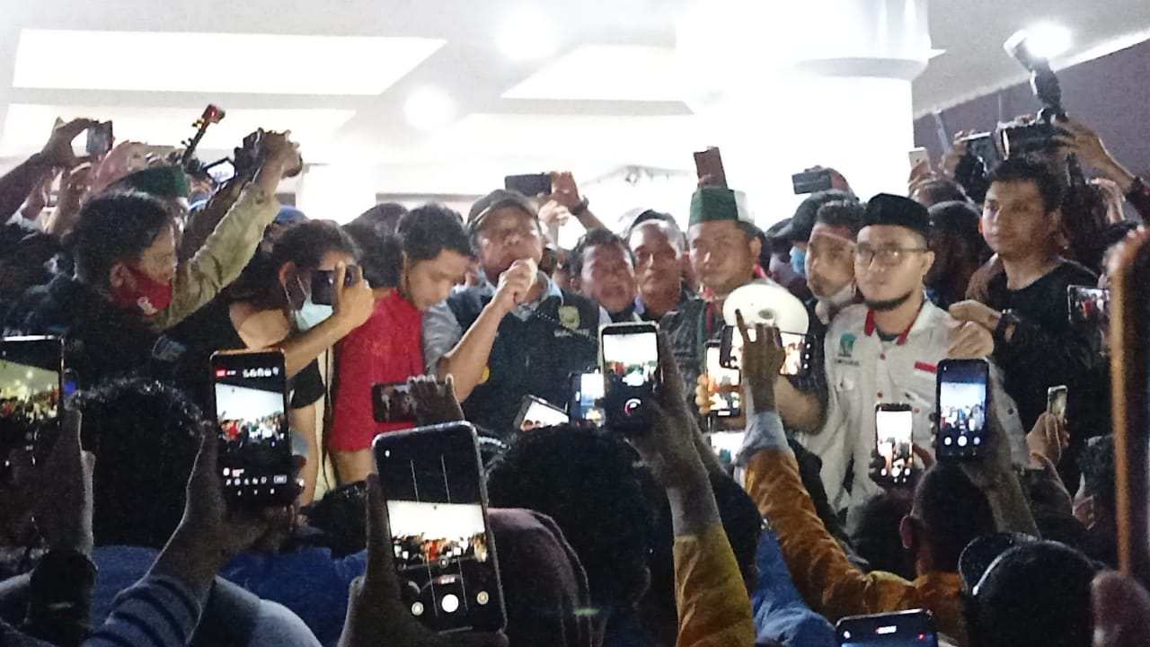 Gubernur Sumsel Herman Deru menemui massa aksi menolak UU Omnibus Law Cipta Kerja, di Kantor Gubernur Sumsel, Jumat malam (9/10/2020)