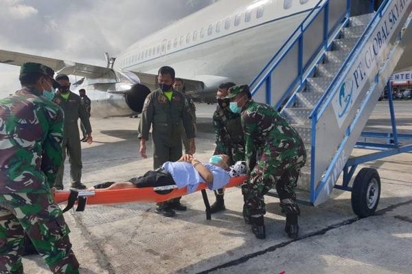 Anggota Tim Gabungan Pencari Fakta (TGPF) Kasus Intan Jaya yang terluka dievakuasi, Sabtu 10 Oktober 2020 ke Jakarta.
