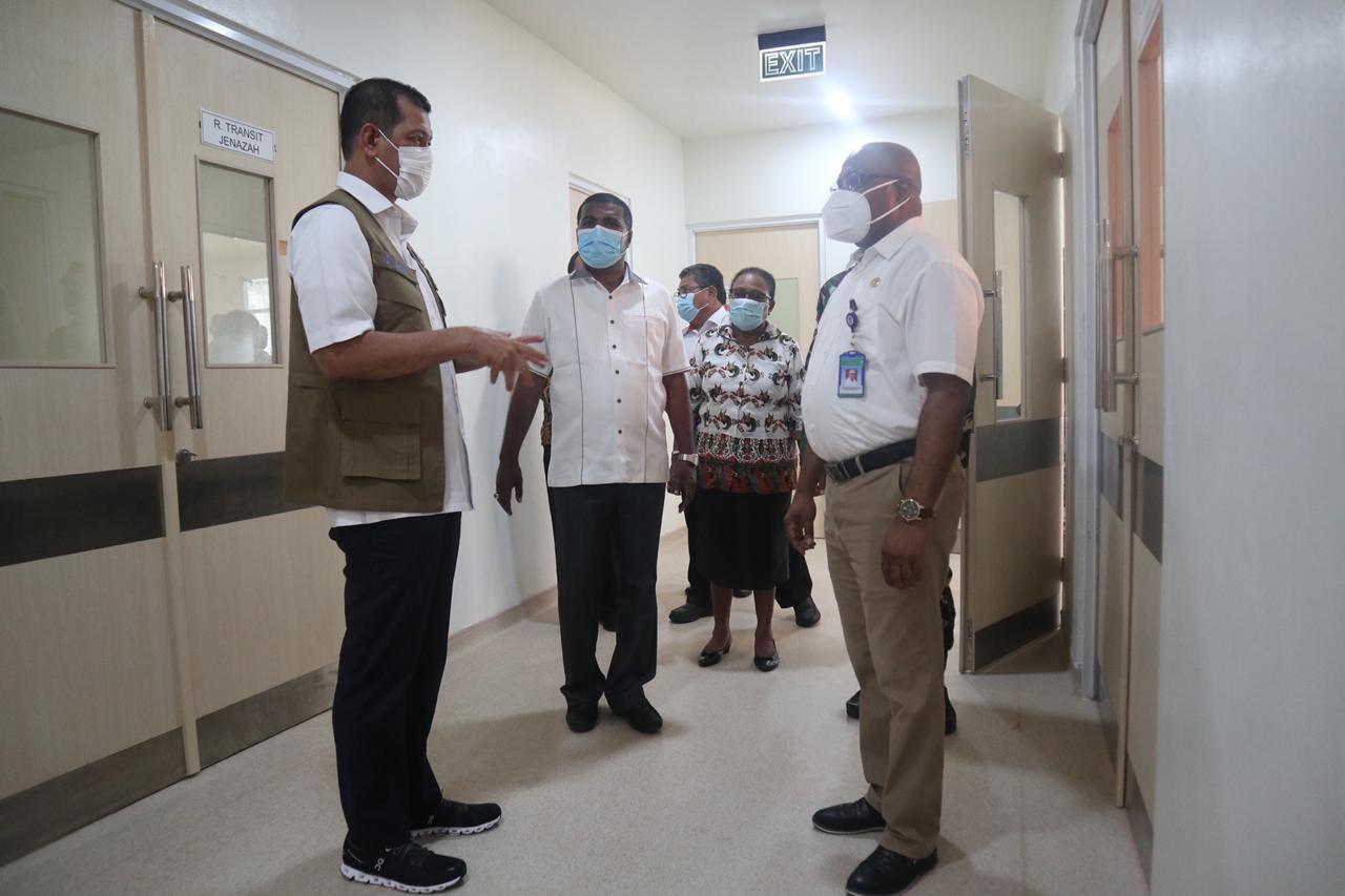 Ketuas Satgas Penanganan Covid--19 Doni Monardo (kiri) meresmikan rs rujukan bersama Pemkab Biak Numfor