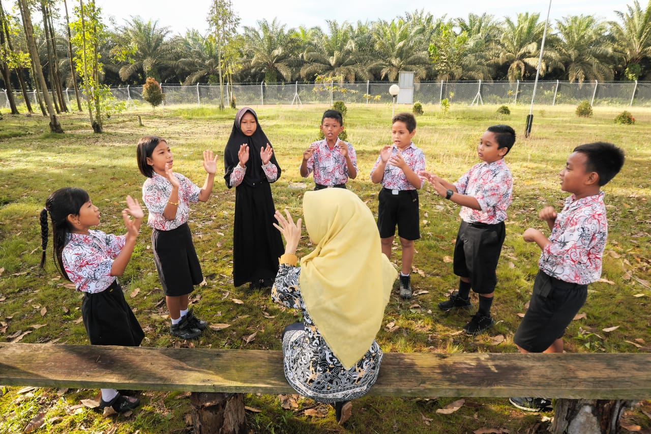 Sinar Mas bantu dana sekolah anak Suku Sakai Kandis