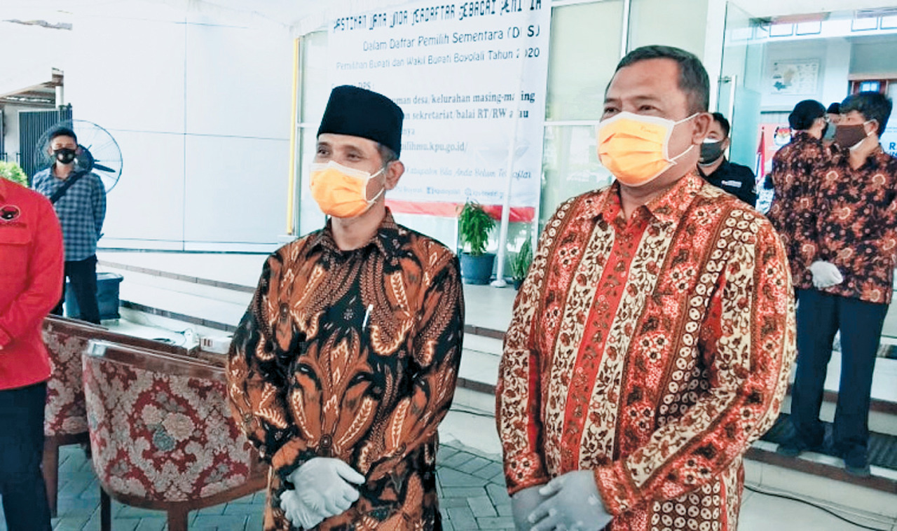 Pasangan calon Bupati Boyolali M Said Hidayat (kiri) dan Wakil Bupati Wahyu Irawan bersama seusai mengikuti pengundian posisi dalam Pilkada.