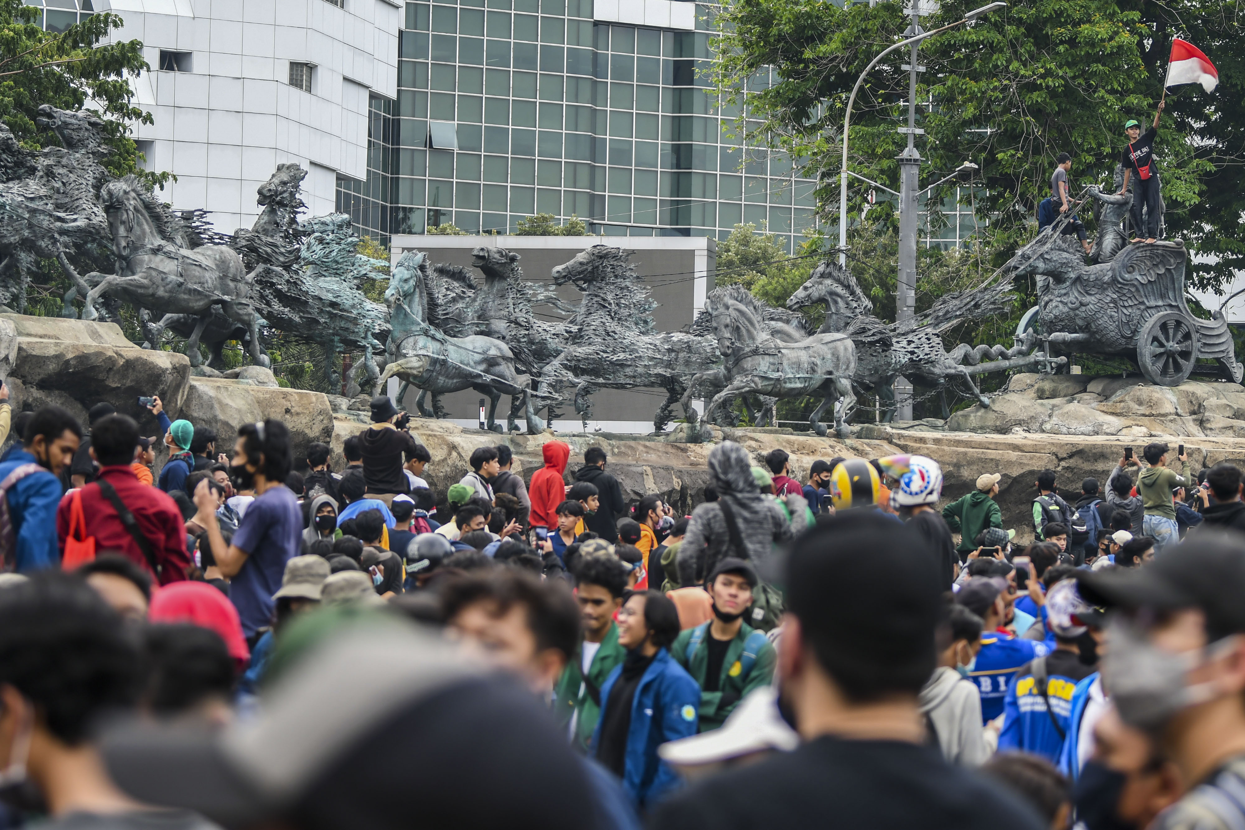 UU Cipta Kerja Mengantisipasi Bonus Demografi