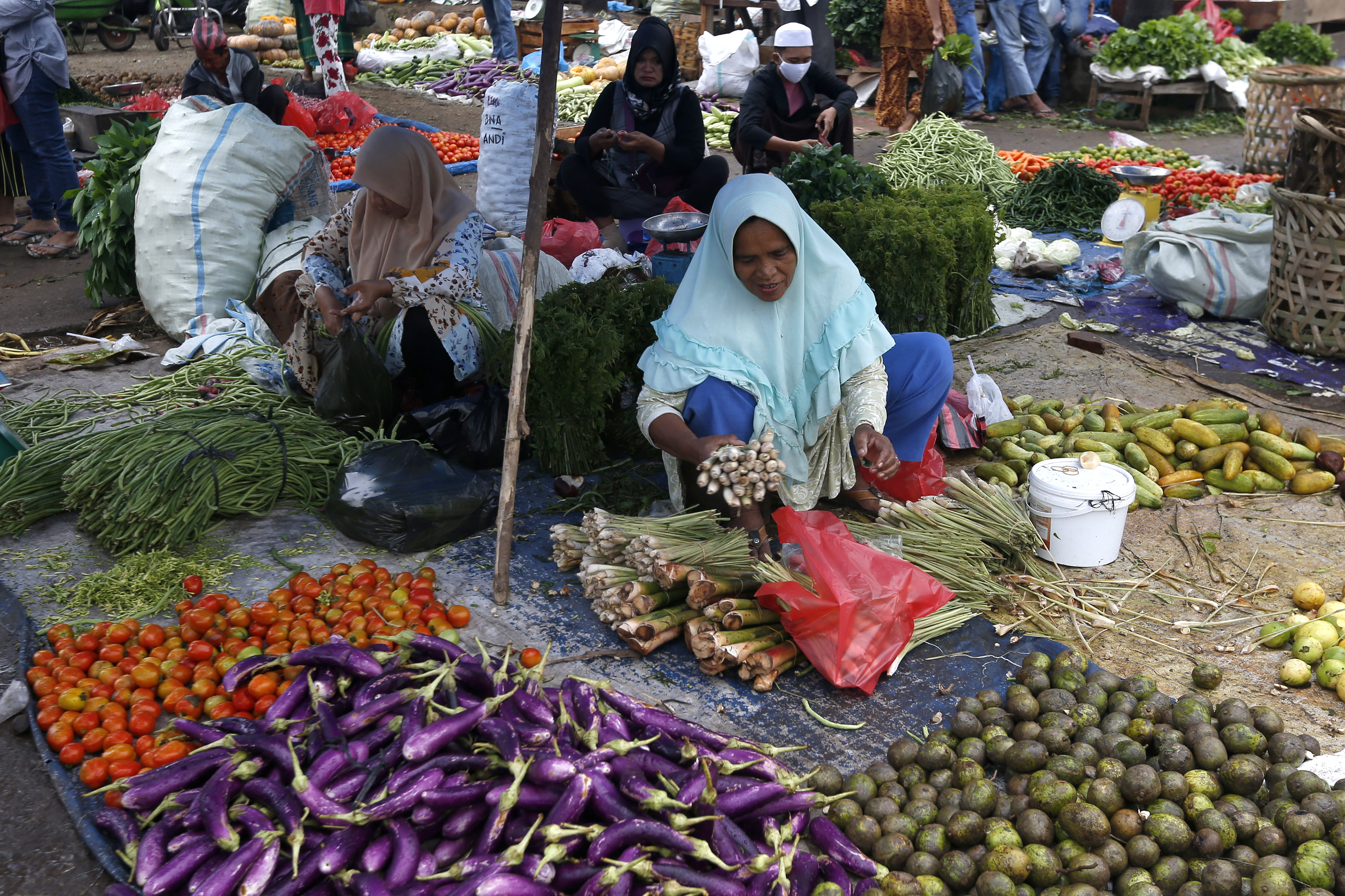 Aktivitas para pedagang kali lima (PKL) pasar tradisional Lambaro, Aceh. 
