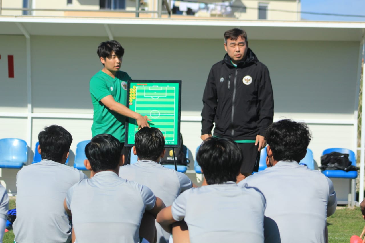 Tim pelatih asal Korea Selatan memberikan pengarahan kepada para pemain timnas U-19.