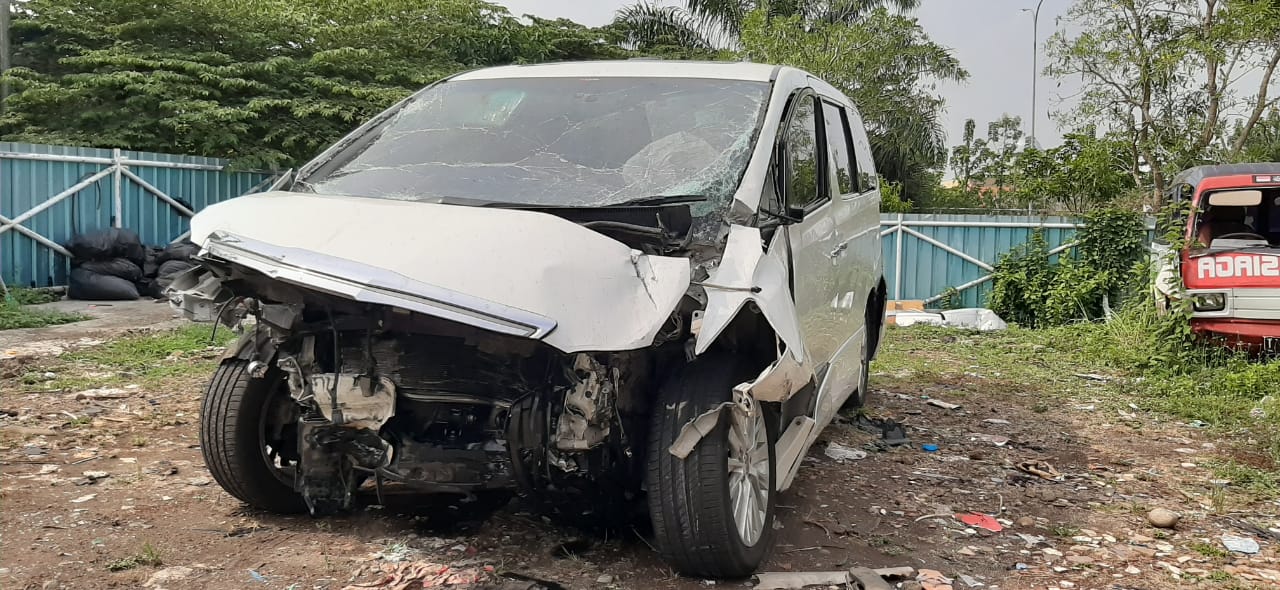 Mobil Alphard yang ditumpangi Hanafi Rais dan sopirnya remuk di bagian depan, kini diamankan di Mako PJR Gerbang Tol Cilameri, Subang. 