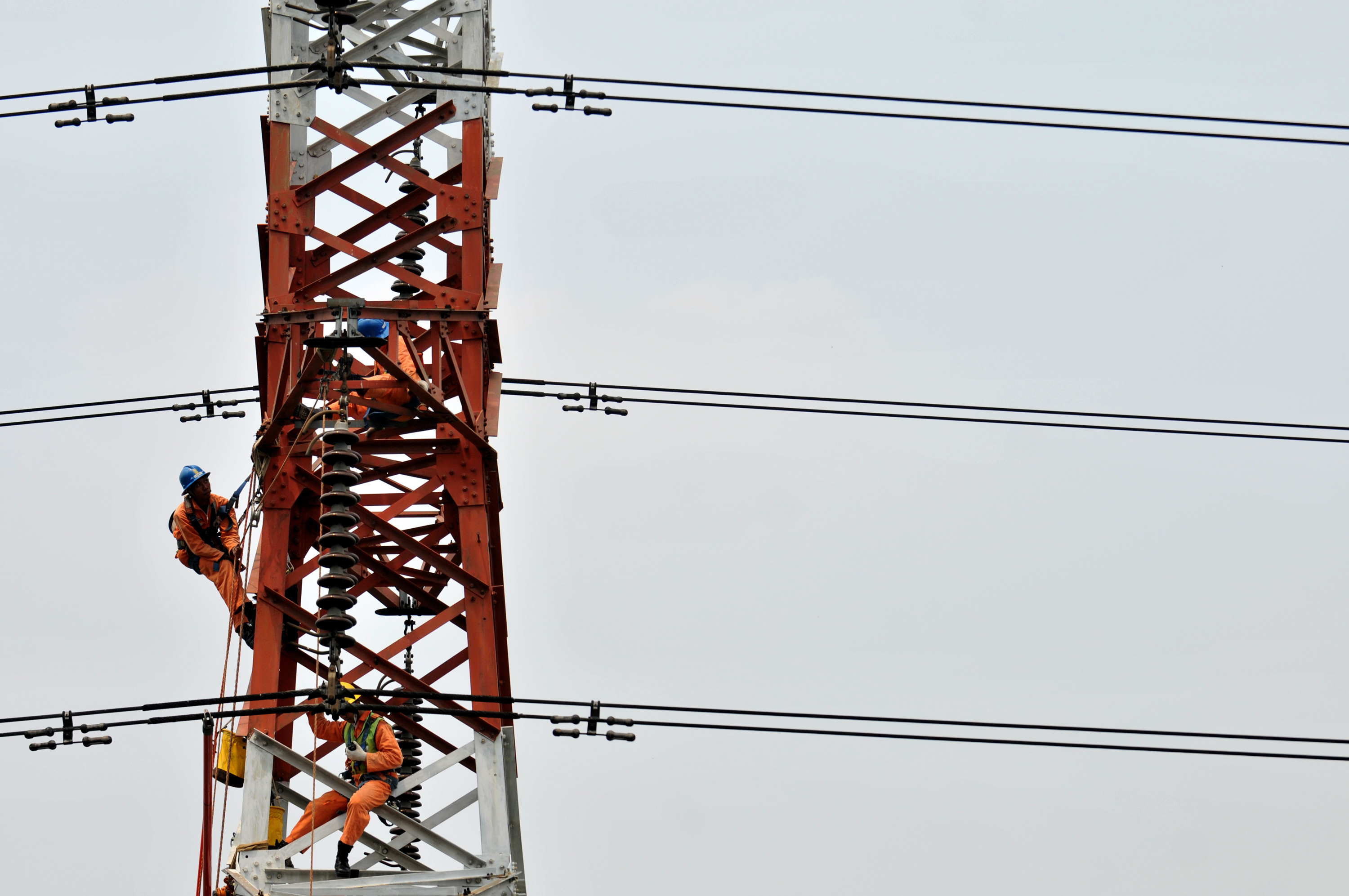 PLN merampungkan interkoneksi kelistrikan di Ropa-Maumere sehingga membuat jaringan listrik PLN makin andal.