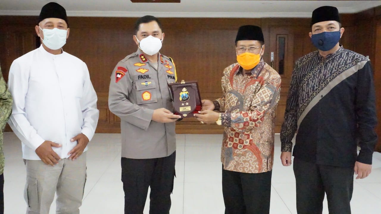 Kapolda Jatim Irjen M Fadil Imran bersama pengurus DMI Jatim.