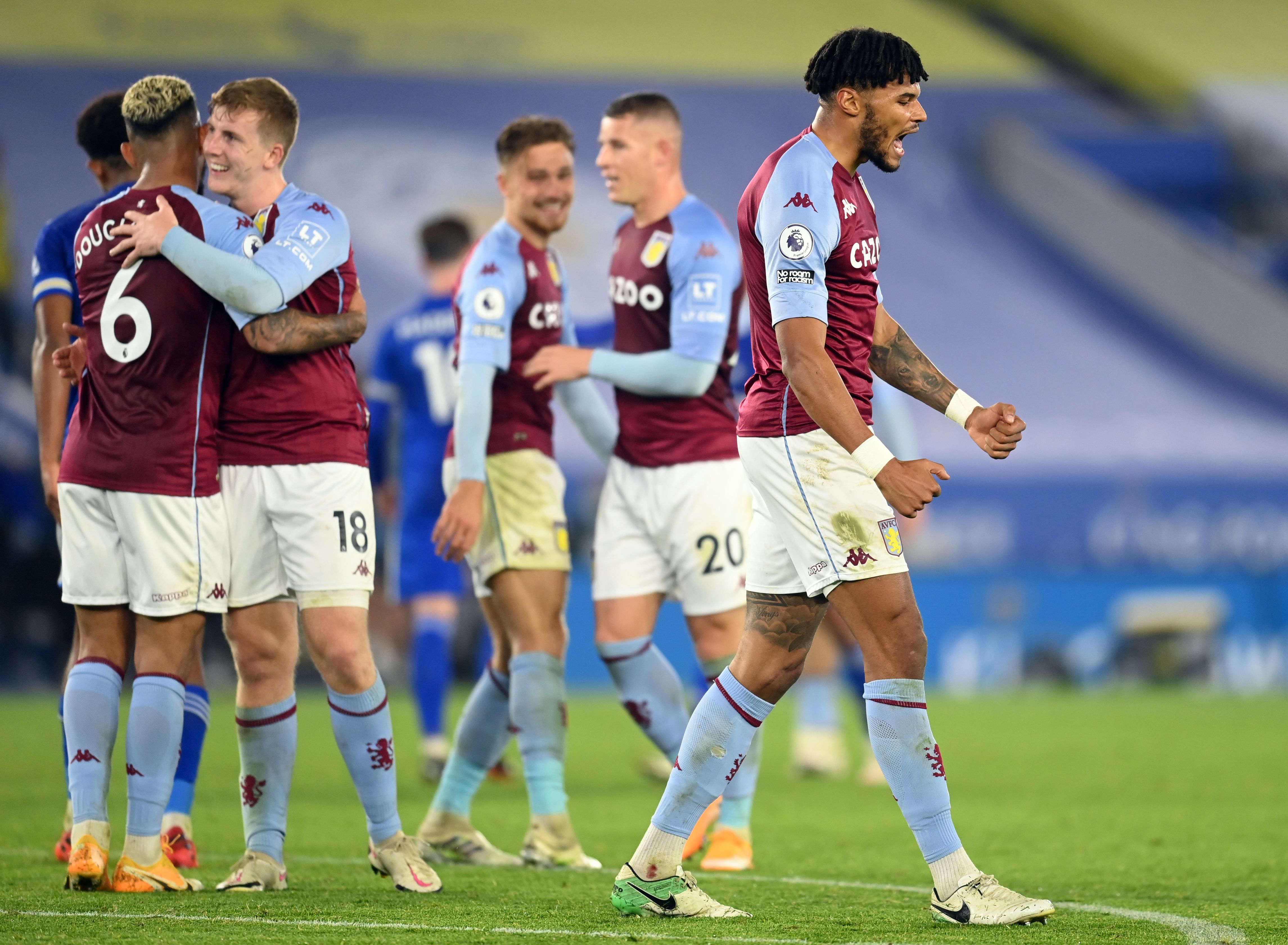 PemainAston Villa merayakan gol ke gawang Leicester City