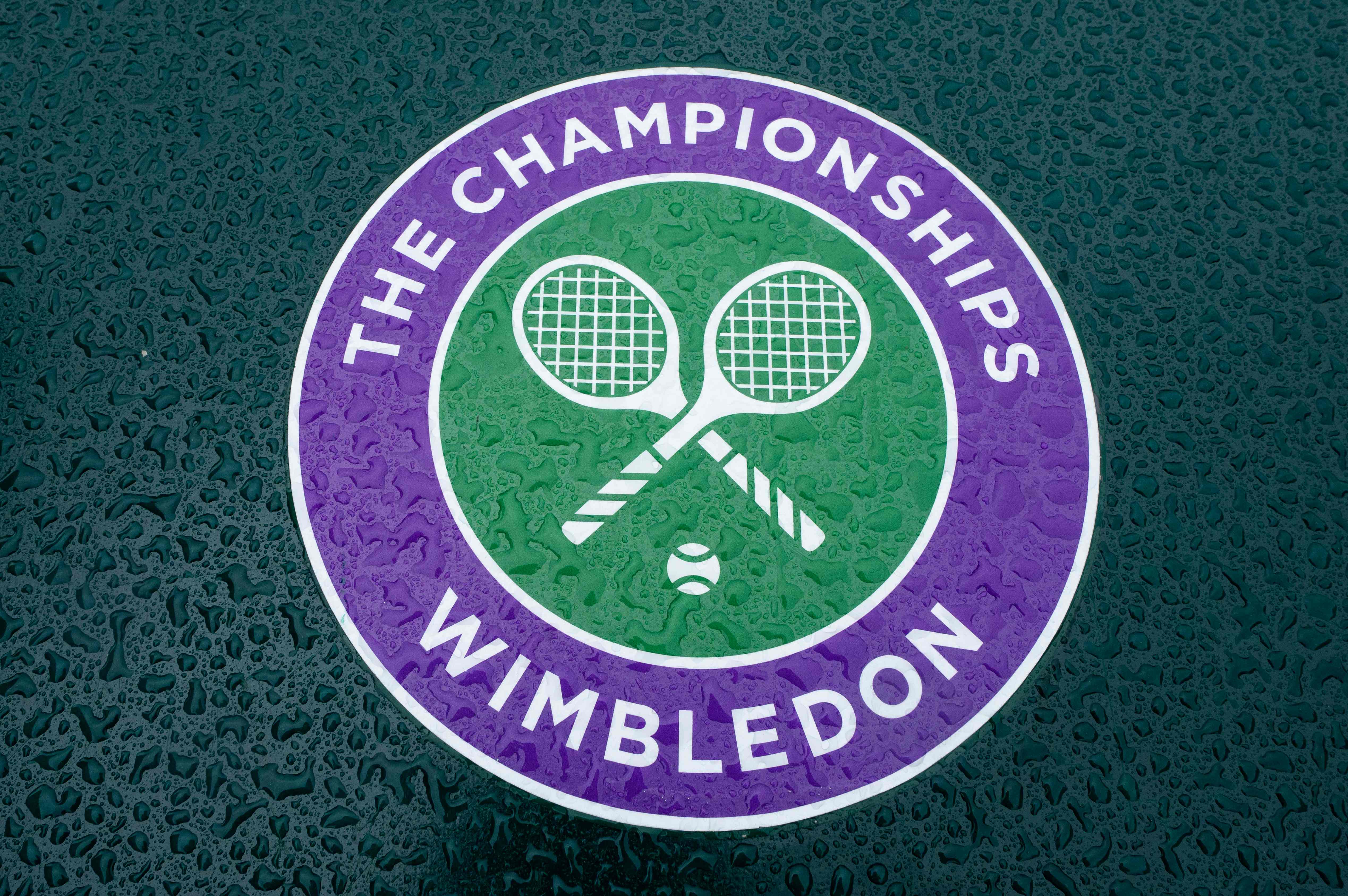 Logo Wimbledon terlihat di All England Lawn Tennis Club, London.
