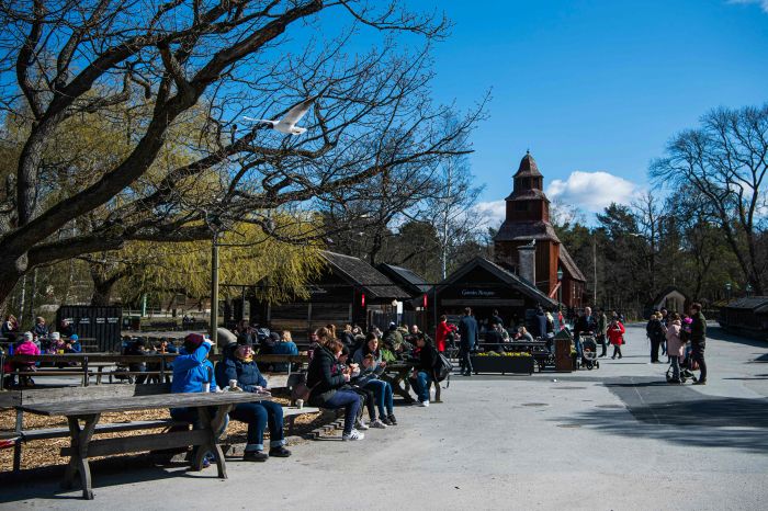 Warga masih mengunjungi Museum Skansen di Stockholm, Swedia, di tengah pandemi covid-19.  