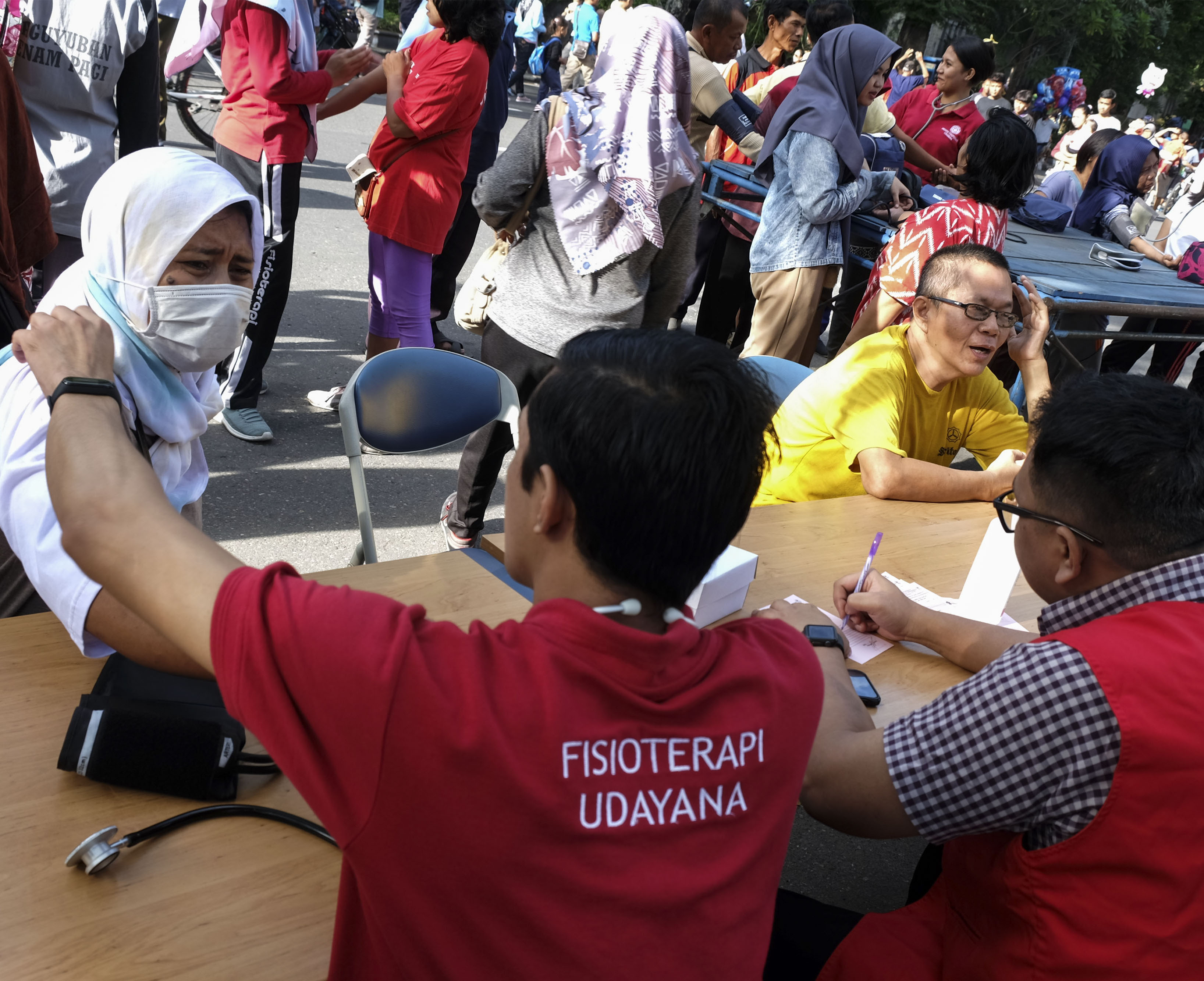 SOSIALISASI CEGAH OSTEOPOROSIS: Tim medis Rumah Sakit Ortopedi Solo melakukan sosialisasi kesehatan  