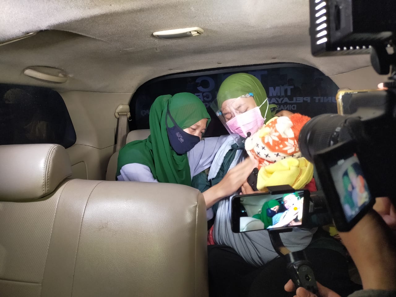 Dua saudara kembar yang terpisah sejak usia dua tahun akibat kerusuhan Maluku 1999 akhirnya bisa bertemu di Tasikmalaya, Kamis (22/10/2020)