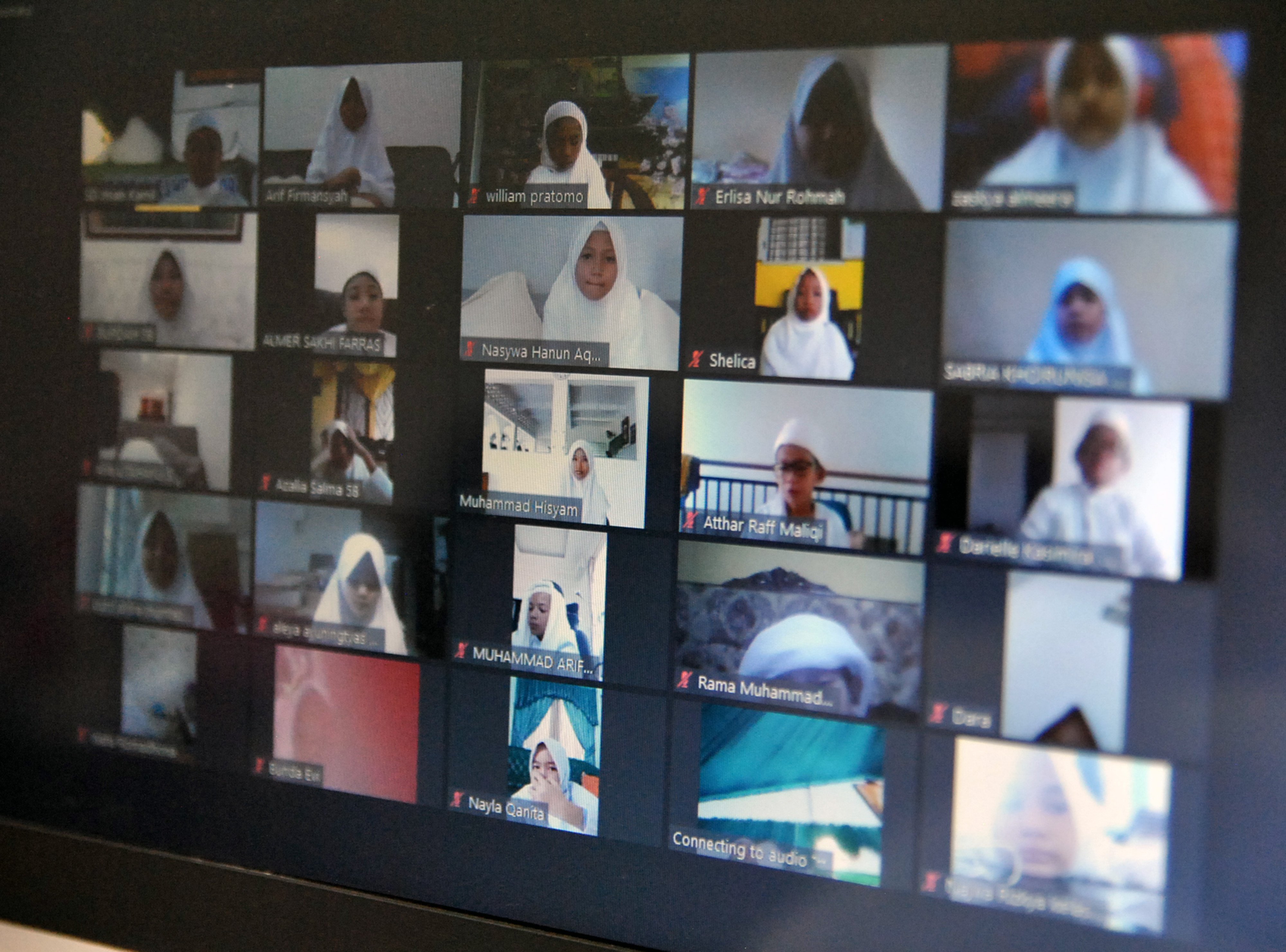 Siswa SD Insan Kamil Bogor mengikuti wisuda tahfidz Alquran Juz ke-29 dan 30 secara daring di Desa Laladon, Ciomas, Bogor, Rabu (17/6).