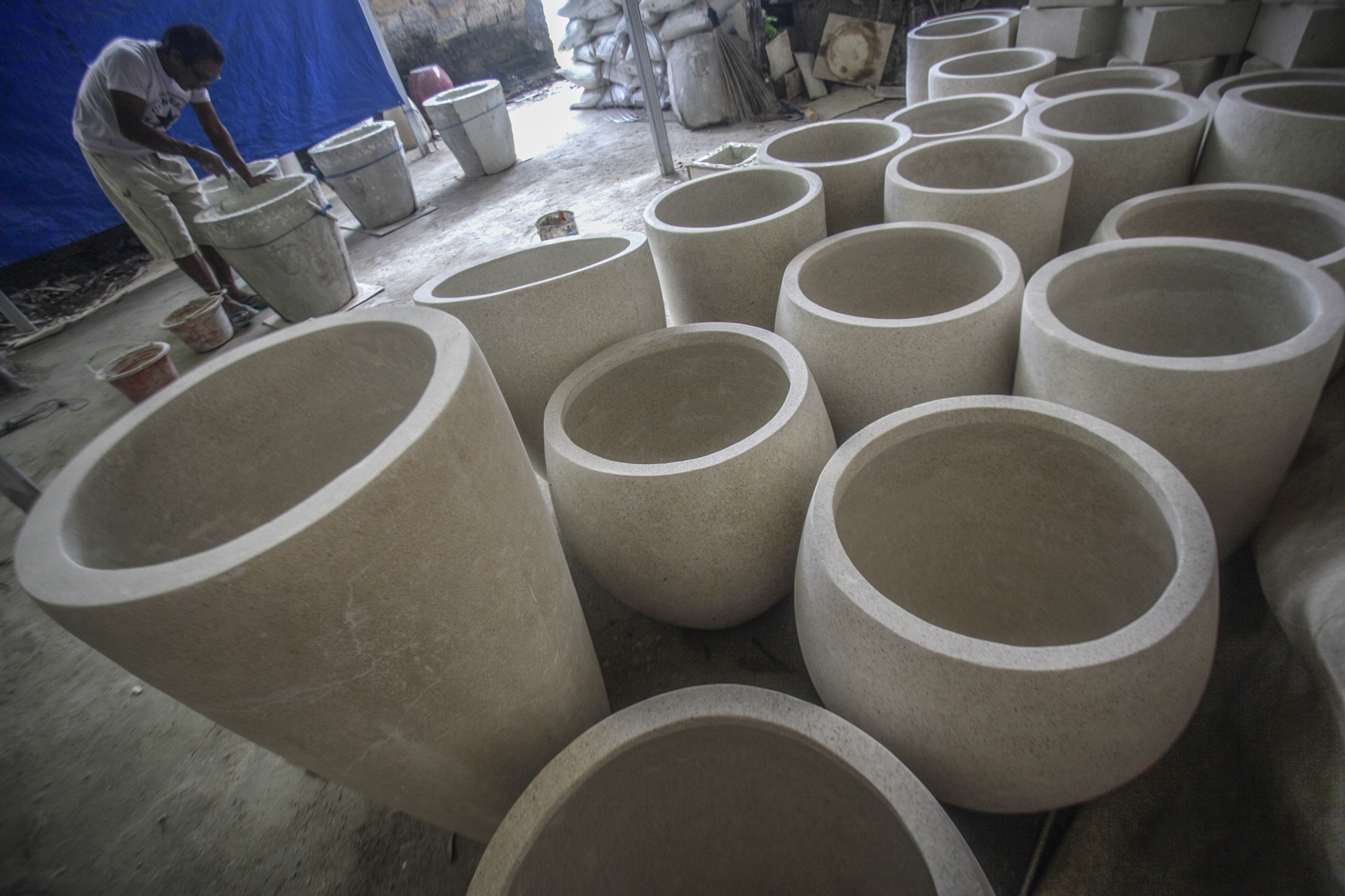  Pekerja menyelesaikan pembuatan bak mandi teraso di Bojong Gede, Kabupaten Bogor, Jawa Barat, Senin (19/10/2020).