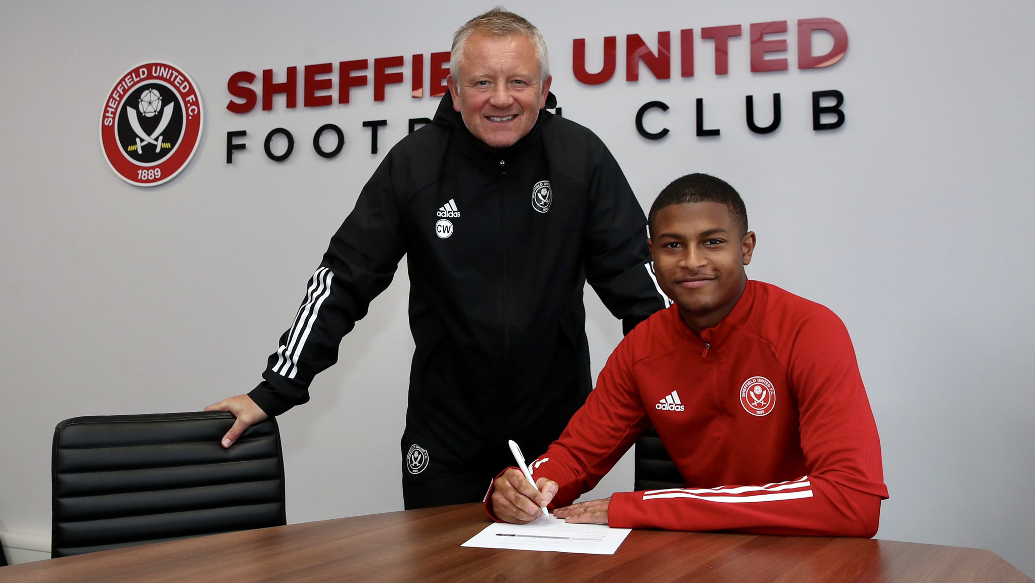 Rhian Brewster (kanan) saat menandatangani kontrak di Sheffield United.
