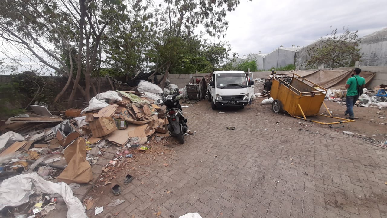 TPS di Pergudangan Safe N Lock dikeluhkan karena timbulkan bau busuk.